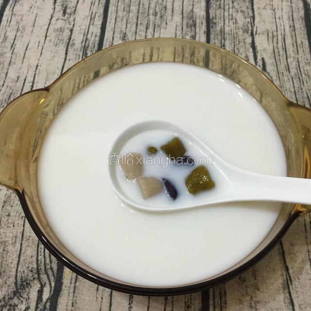 把芋圆倒进椰汁里，准备开吃了