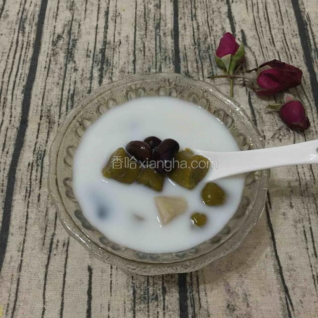 成品图
里面可以加上自己喜欢的食材
也可以把椰汁换成酸奶加上水果。
口味各人喜欢了。