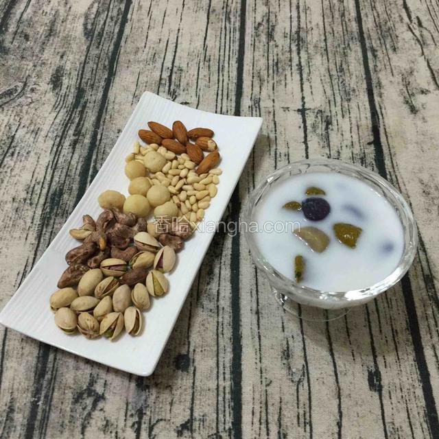 椰汁芋圆跟坚果好搭哦
炎炎夏日，来上一碗，透心凉，
友友们，赶紧动手做起吧。