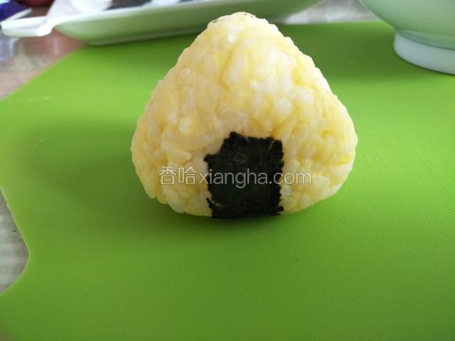 捏出三角形，把海苔粘在上面即可