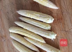 素炒玉米笋蚕豆的做法图解1