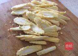 素炒玉米笋蚕豆的做法图解2