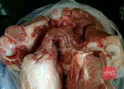 炖大棒子骨的做法图解1