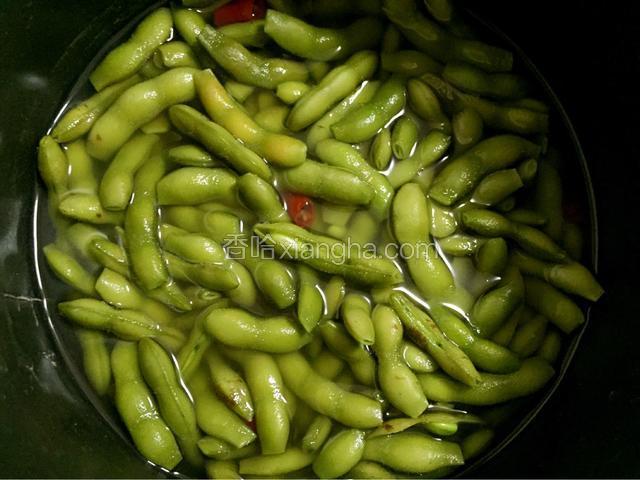 煮至毛豆裂开口时就差不多了，放凉后再放入冰箱冷藏2个小时就可以了，盐水不要倒了。