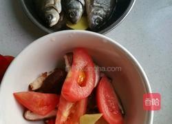 西红柿鲫鱼蘑菇汤的做法图解1