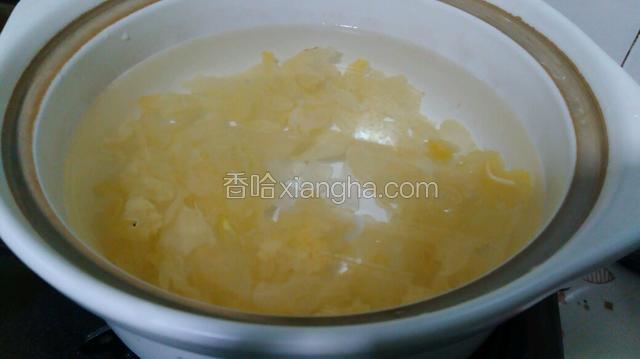 砂锅倒入凉水和银耳一同放入。大火烧开转小中火煮半个小时。