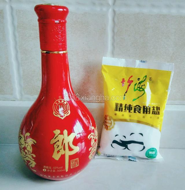 食用盐和高度酒（曲酒和白酒均可）
