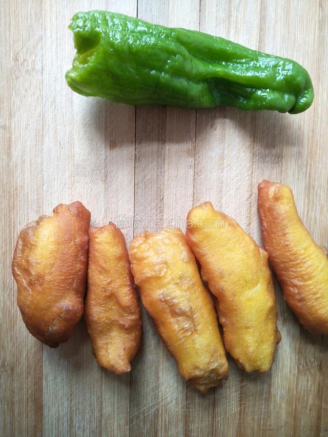 准备一个青椒洗净，自制油条适量