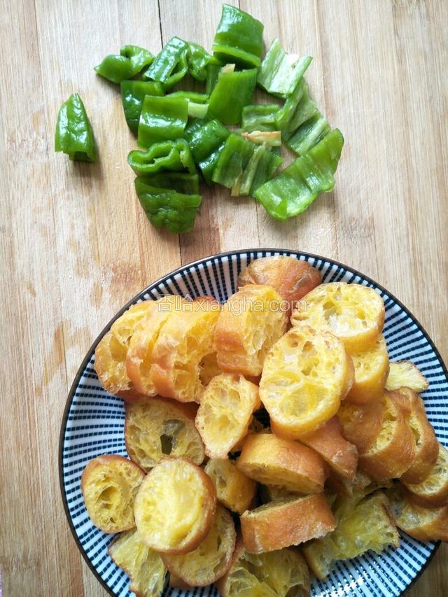 把青椒和油条切块