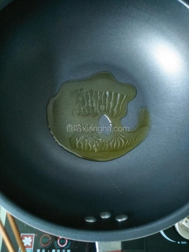 锅中倒入少量的油烧热