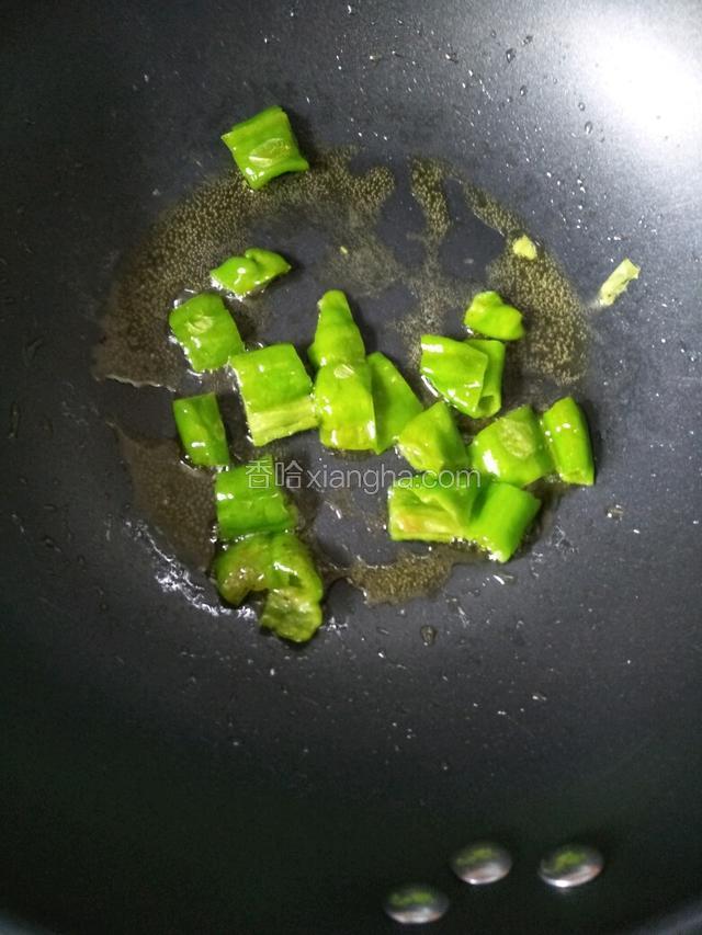 倒入青椒翻炒断生