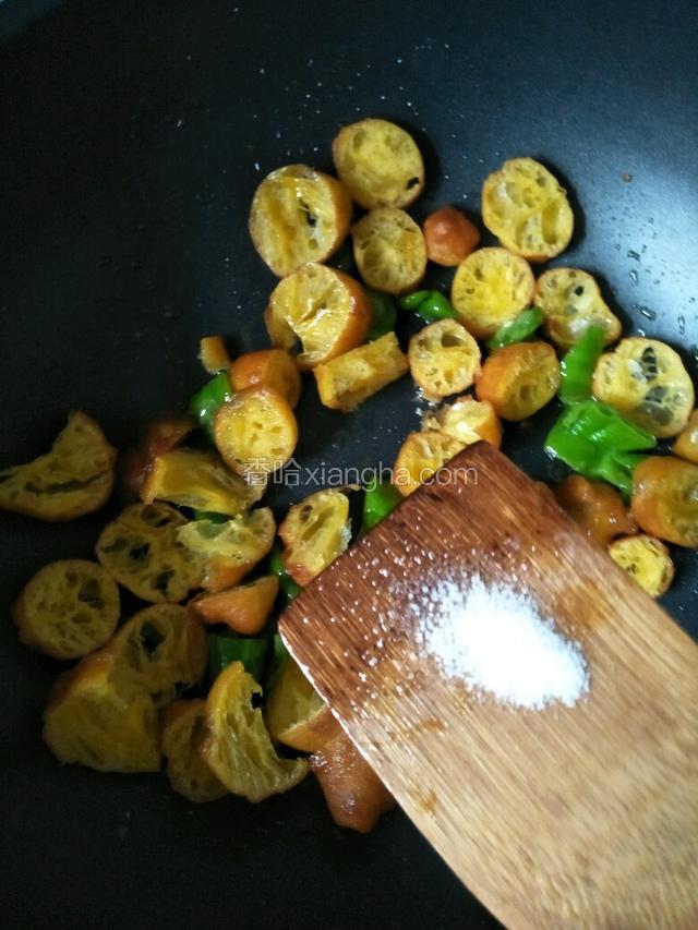 加适量盐迅速翻炒