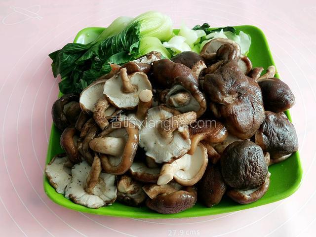 准备香菇油菜用水烫一下洗净备用！