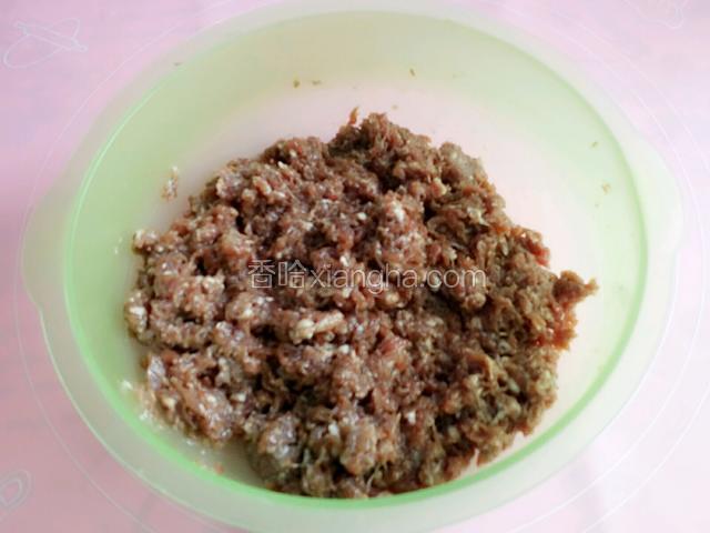 适量的猪肉馅放到容器里！