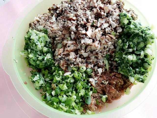 加入香菇油菜葱花！