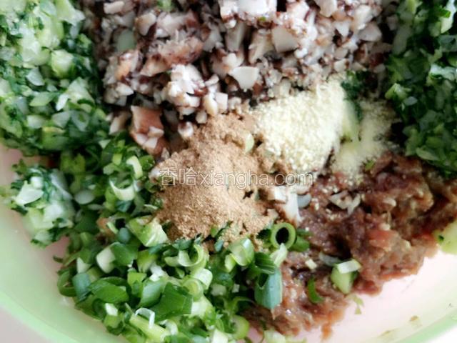 再放入鸡精和十三香！