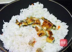 海苔粉松子仁鳗鱼炒饭的做法图解5