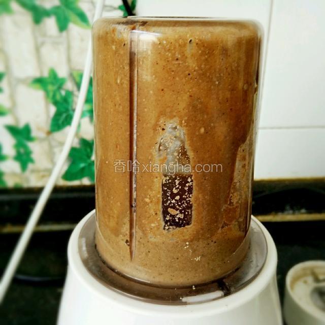 将所有磨好的芝麻倒入另一个大点的搅拌杯子里，顺便加适量香油，也可以是没有味道的植物油，启动机器，转动到细腻油滑，就好了