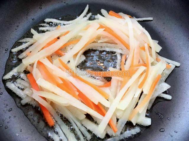 用筷子把土豆丝中间分开弄成一个圆形的空隙。