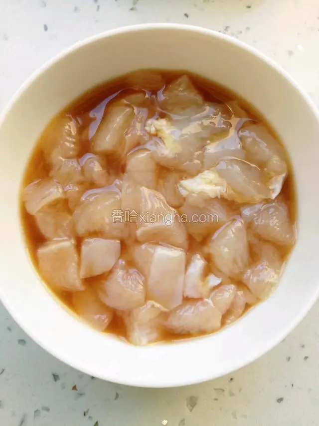 用料酒，盐腌半个小时左右！