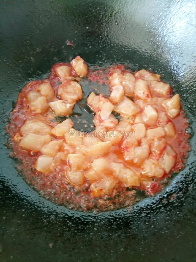 倒入腌好的鸡肉丁，翻炒几下！