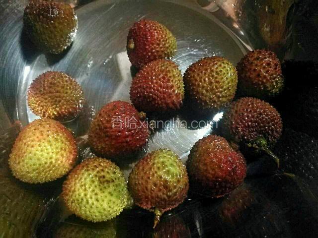 荔枝清洗干净，去皮。
