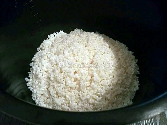 电饭煲里放入浸泡好的糯米。