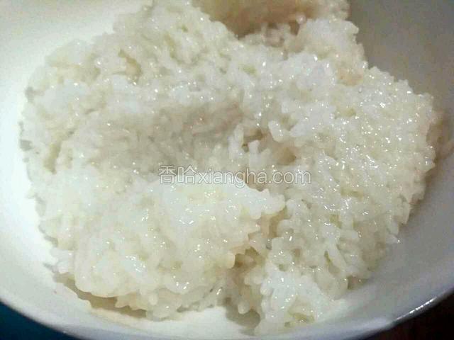 糯米饭盛入一个大碗中。
