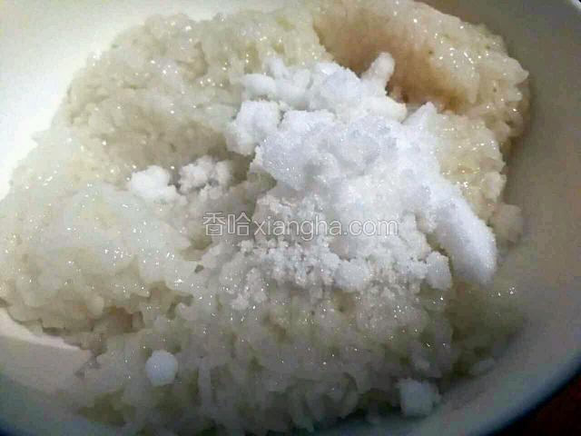 倒入适量白糖