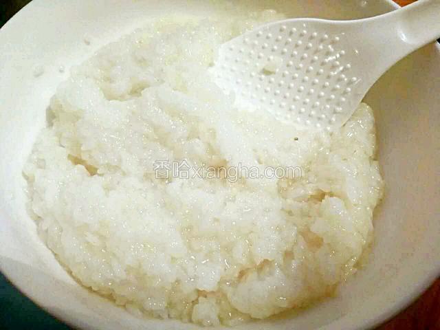 用勺子搅拌均匀。