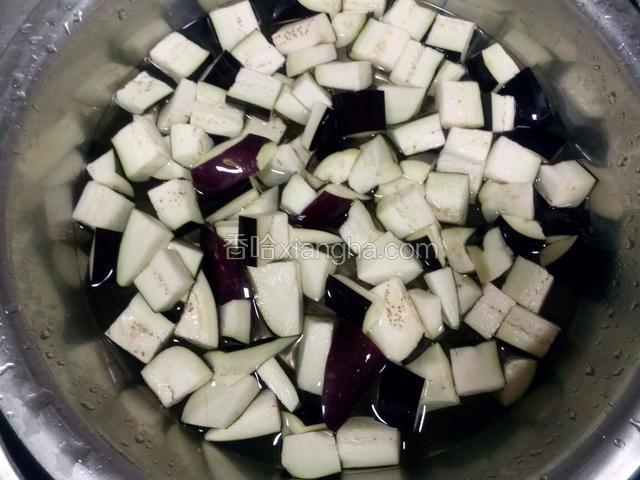 茄子切丁泡在清水里，以免发黑。