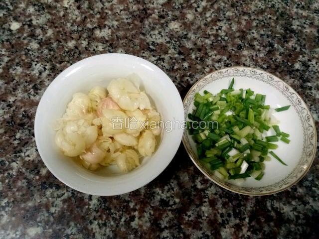 苦蕌拍碎，葱花切好。