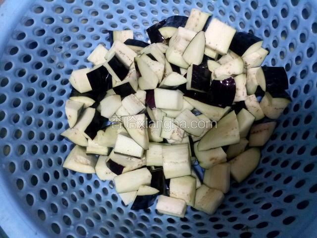 将茄子从水里捞出，沥干水分。