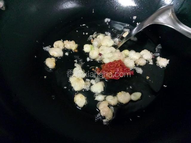 放一勺豆瓣酱炒香。