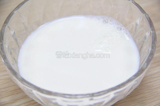白糖水：白糖15克 ，盐2克，牛奶50克，鸡蛋半个，全部混合搅拌至糖溶。