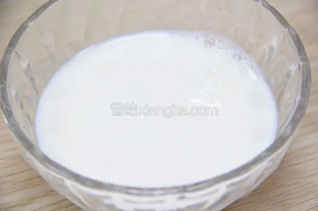 白糖水：白糖15克 ，盐2克，牛奶50克，鸡蛋半个，全部混合搅拌至糖溶。