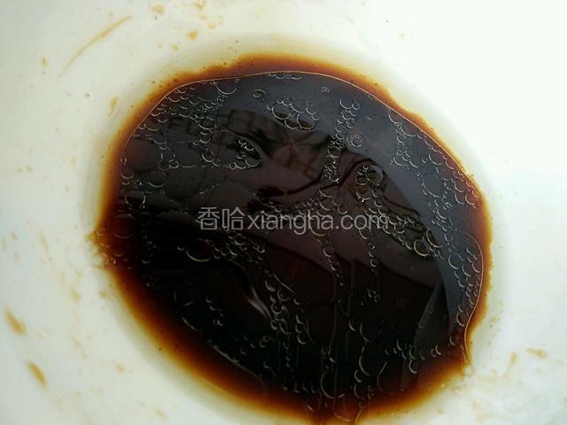 调一碗料汁：葱油麻油，陈醋生抽，糖味精盐
