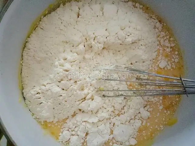 加入过筛的低筋面粉