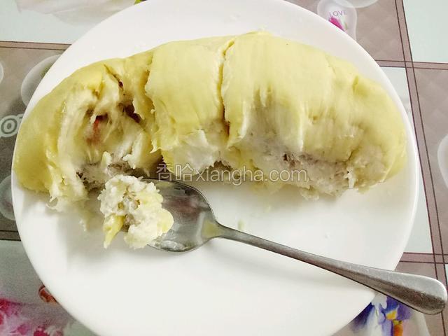 榴莲肉用勺子碾压成泥