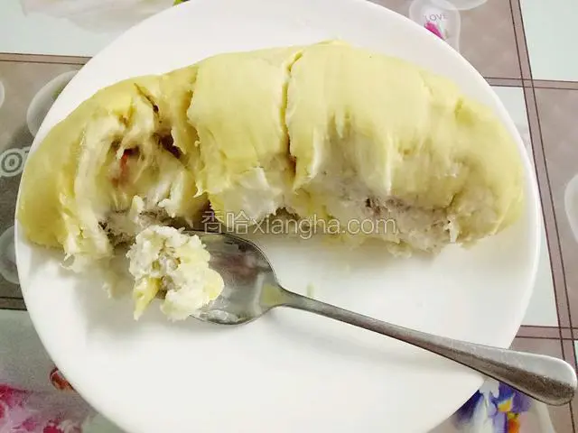 榴莲肉用勺子碾压成泥