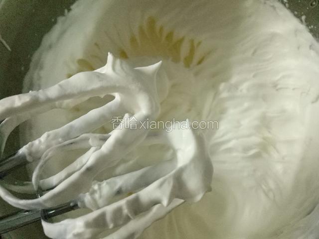 淡奶油加糖，用电动打蛋器打至纹路清晰