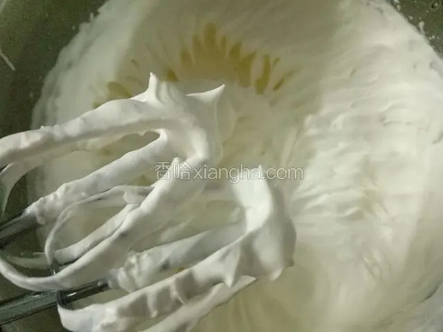 淡奶油加糖，用电动打蛋器打至纹路清晰