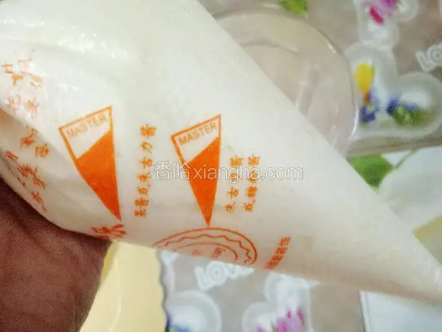 打发好的淡奶油装入裱花袋中
