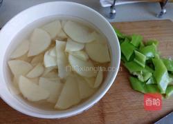 尖椒土豆片炒腊肠的做法图解1