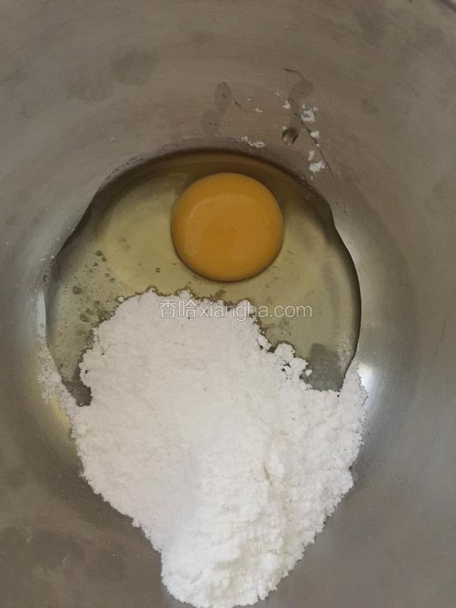 鸡蛋打入盆，糖一次性加入