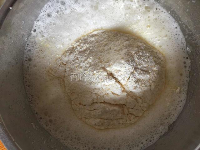 水全部加，加入炼乳，预拌粉搅拌至无粉末状