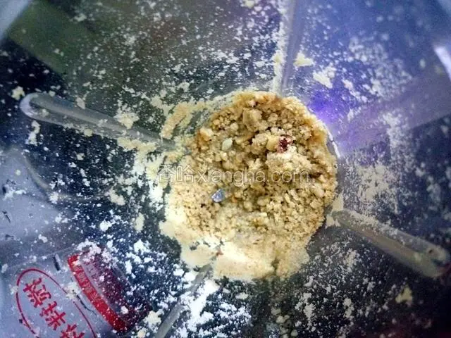 倒入一勺油继续搅打两分钟即可