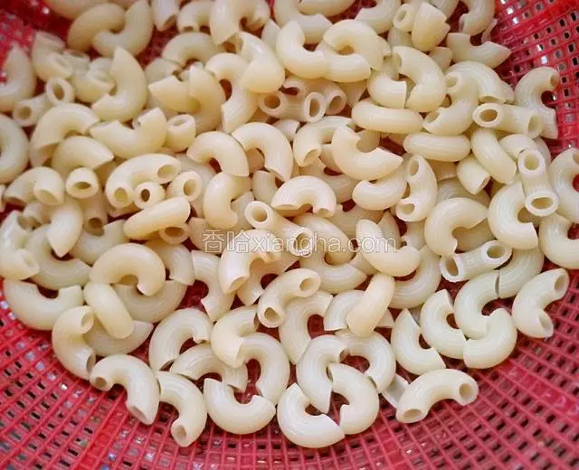 煮软后倒入筛子里沥干水