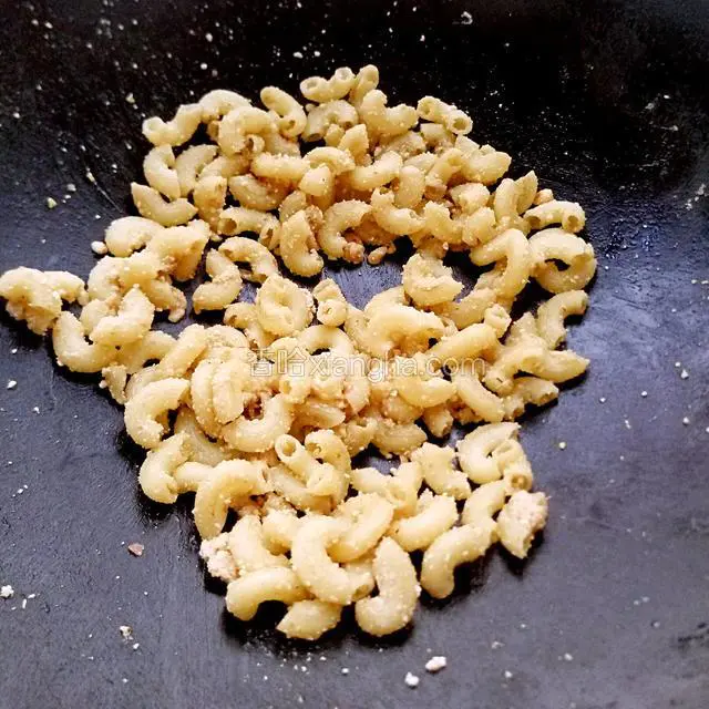 两三分钟后，通心粉均匀沾上花生蓉