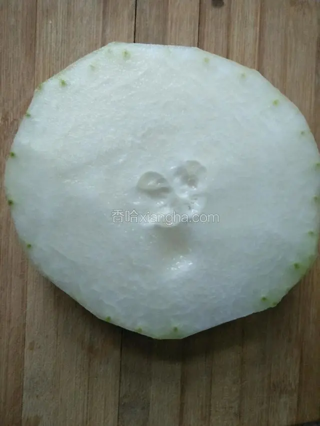 冬瓜削皮洗净备用